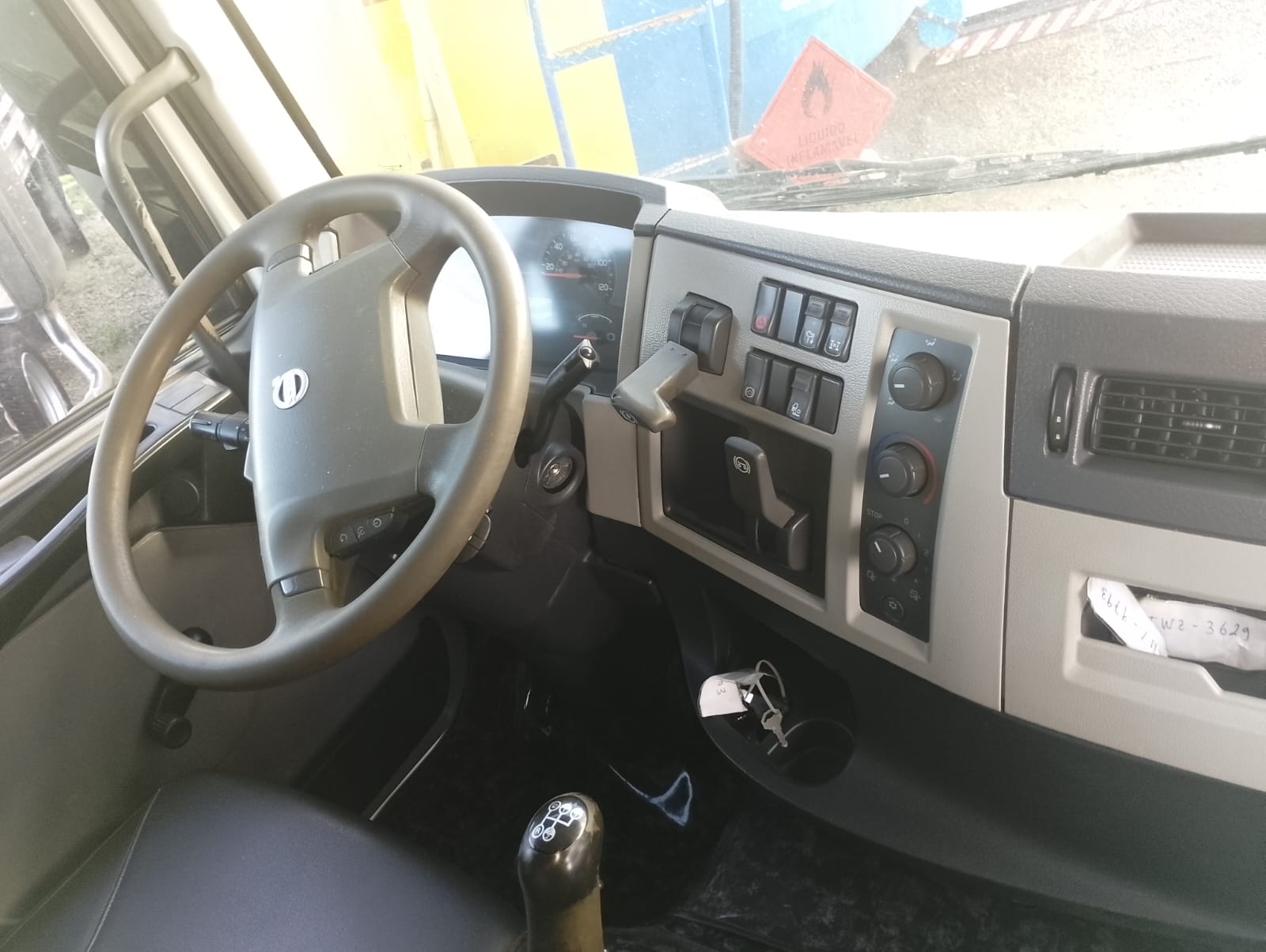 Volvo VM 330 Roll-on Roll-of